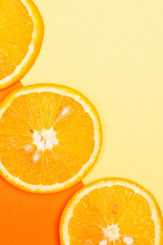 Кружочки апельсина на желтом фоне