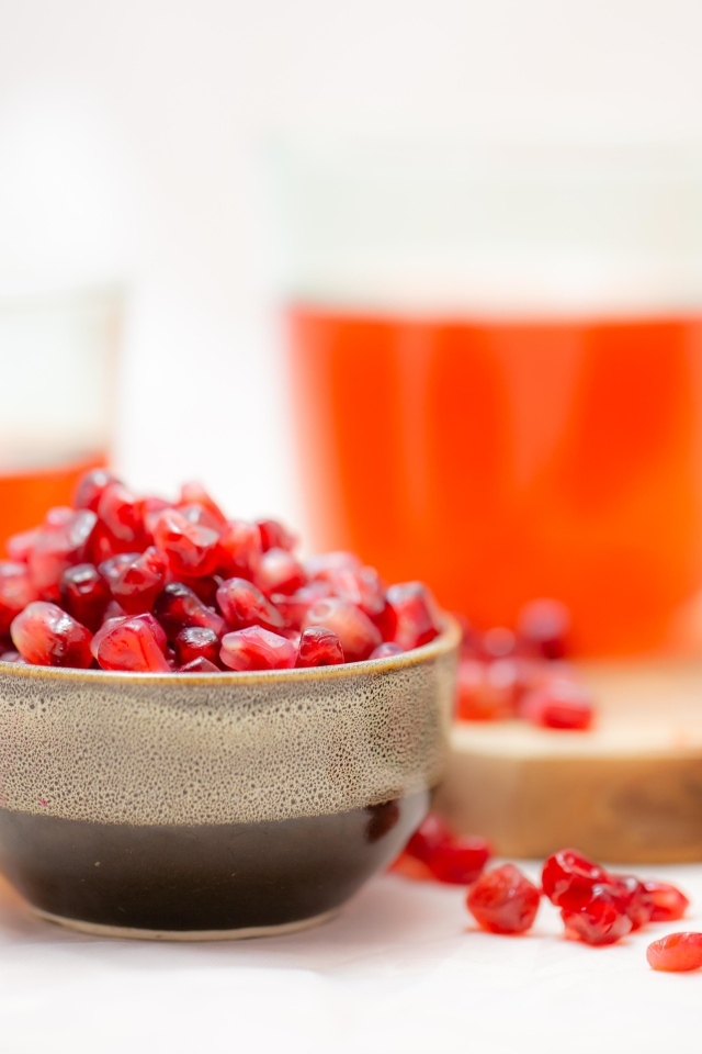 Очищенный красный гранат на столе