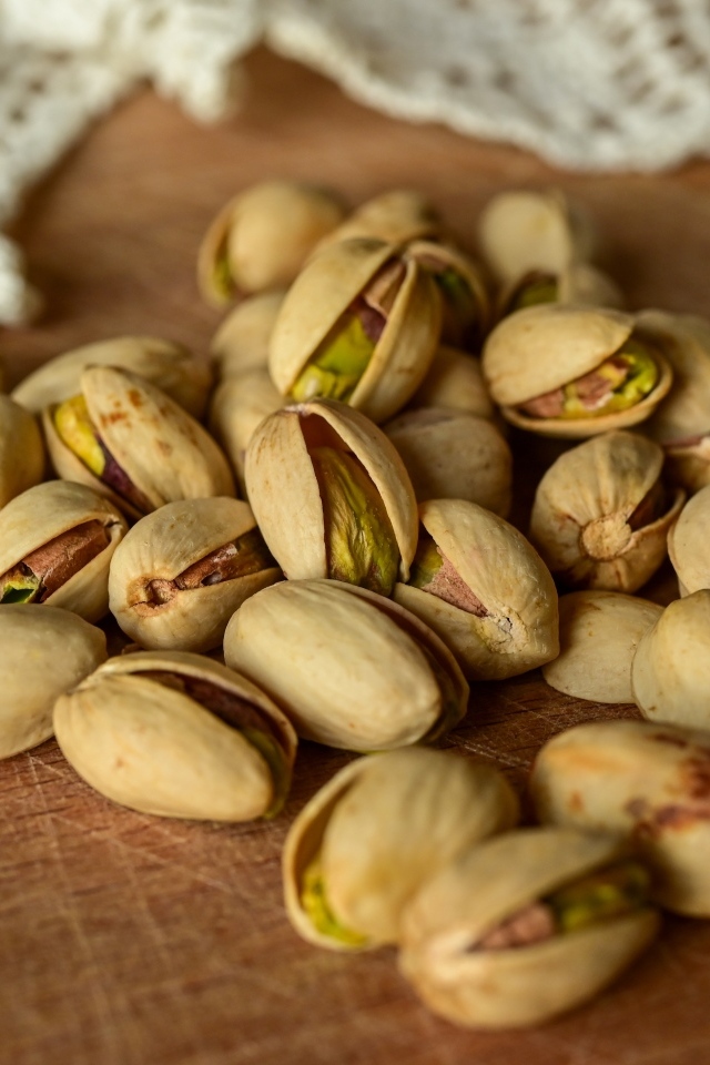 Фисташки в скорлупе на столе