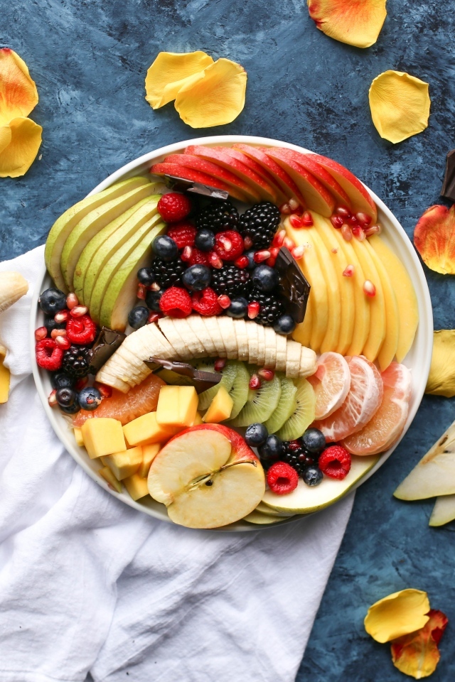 Тарелка со свежими ягодами и фруктами