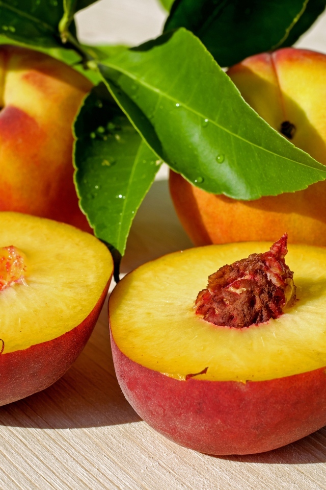 Сливы лежат на деревянном столе летом