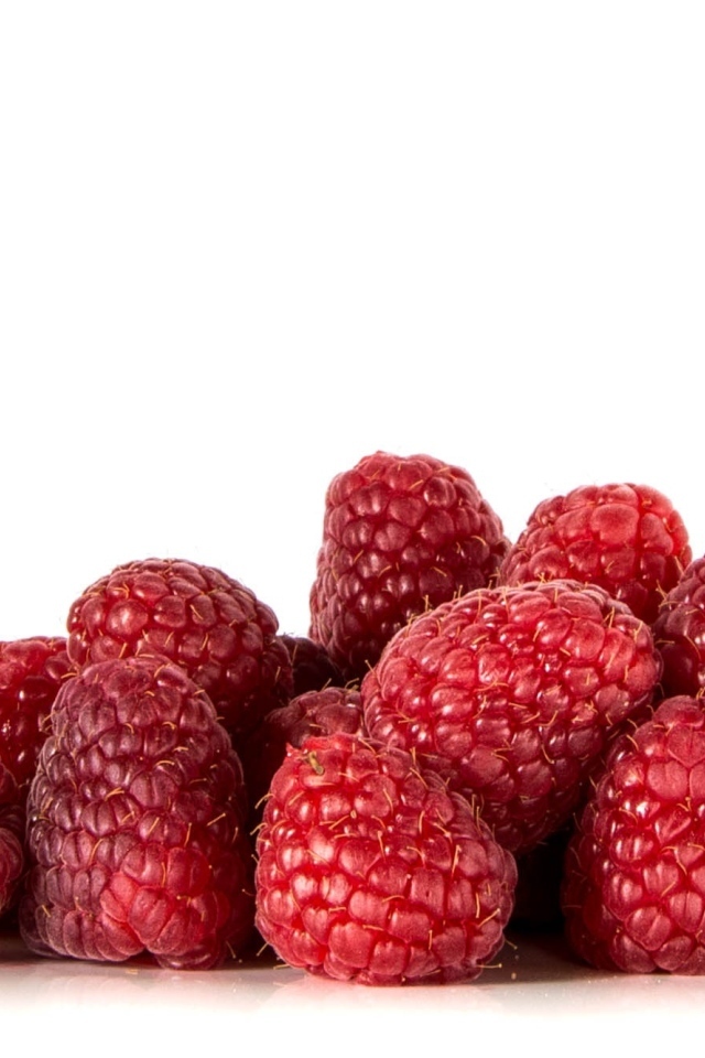 Спелые красные ягоды малины на белом фоне