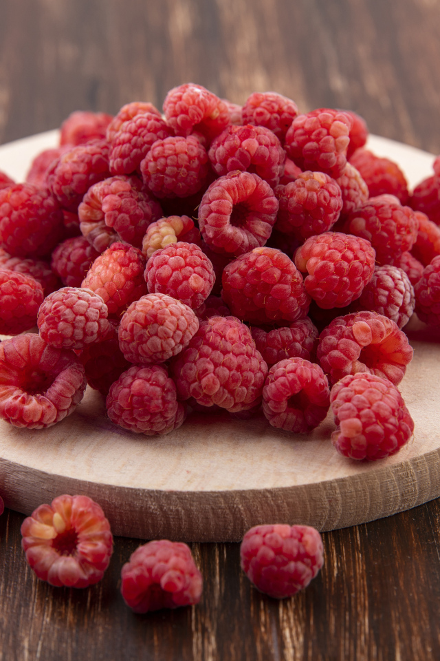 Спелая красная малина на доске