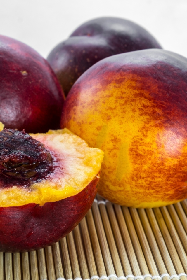 Спелый сладкий нектарин на столе