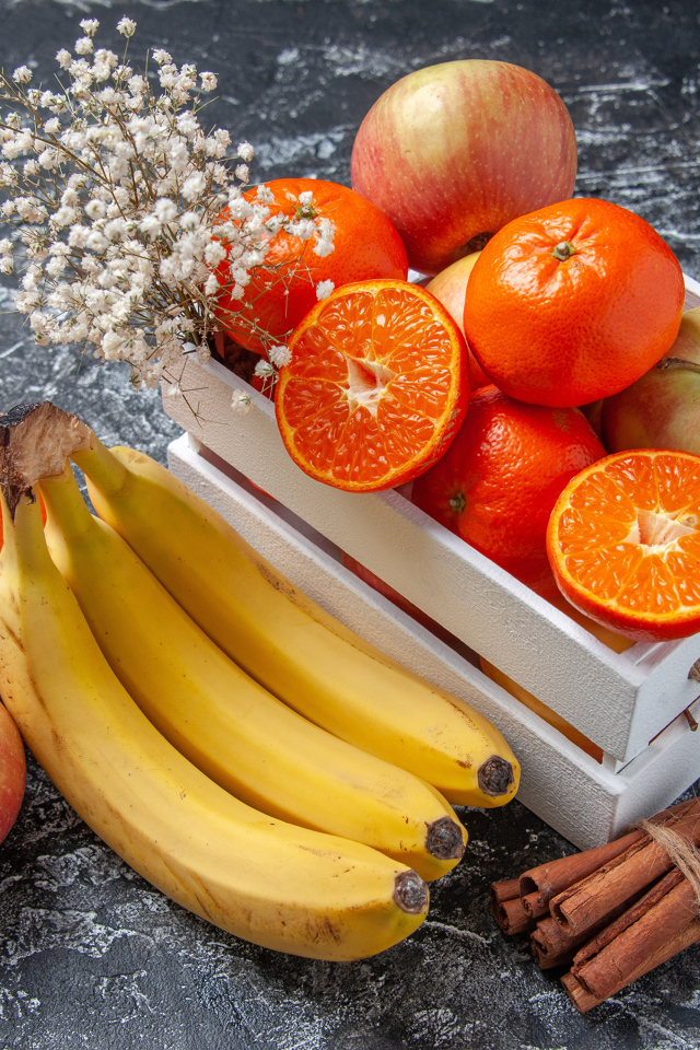 Спелые вкусные фрукты в ящике на столе