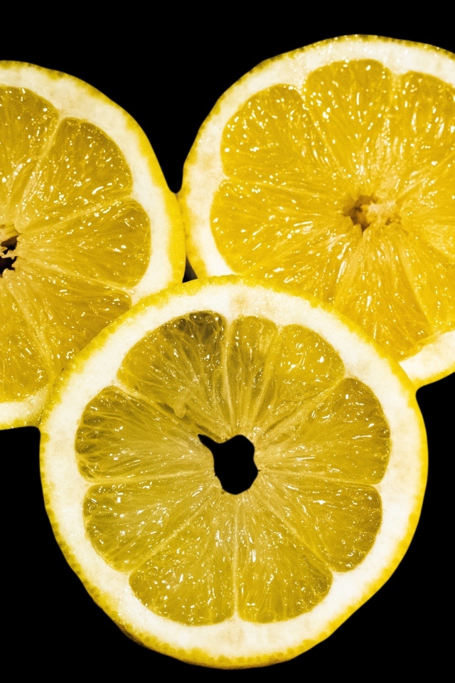 Нарезанный лимон на черном фоне