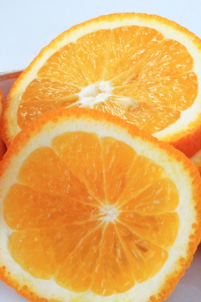 Нарезанный апельсин на тарелке