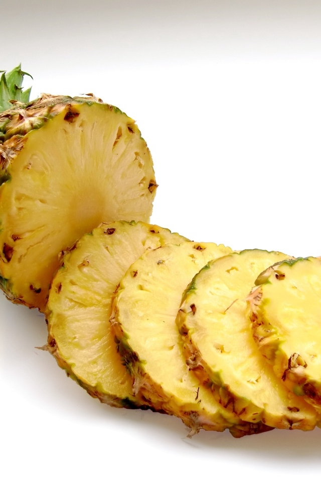 Нарезанный ананас на белом фоне