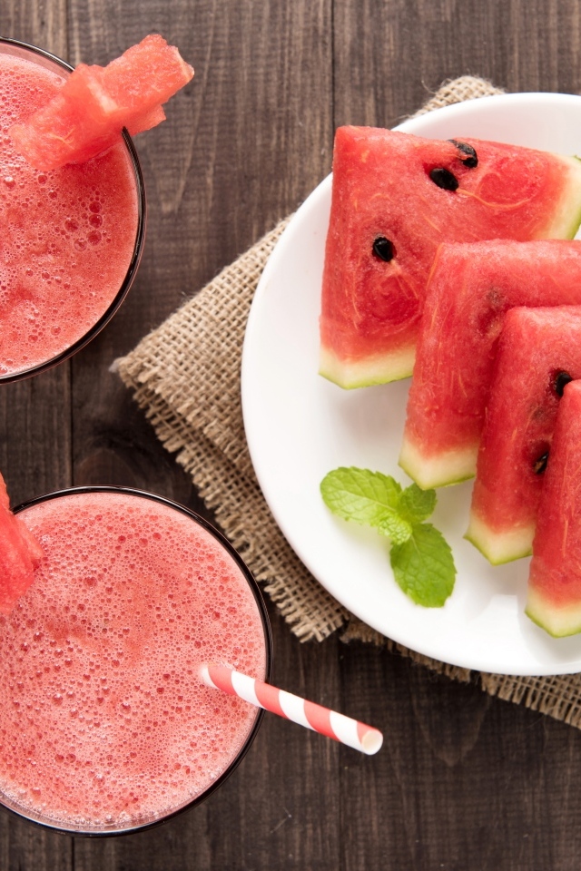 Кусочки арбуза на столе с соком