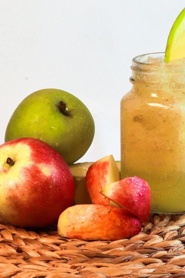 Смузи в банке на столе с яблоками