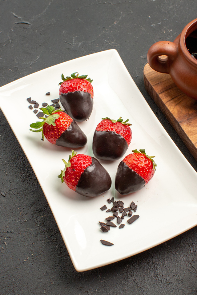 Клубника в шоколаде на белой тарелке