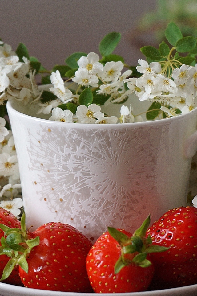 Клубника на тарелке с чашкой и белыми цветами