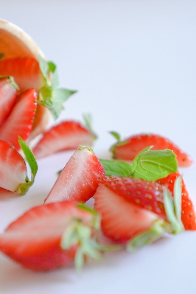 Кусочки клубники с вафельным рожком