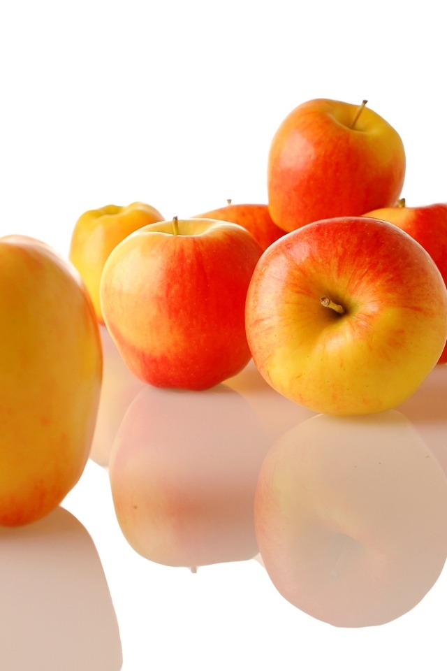 Сладкие медовые яблоки на белом фоне