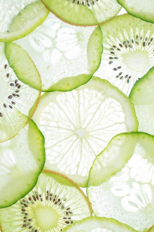 Тонкие кружочки киви, лимона и огурца