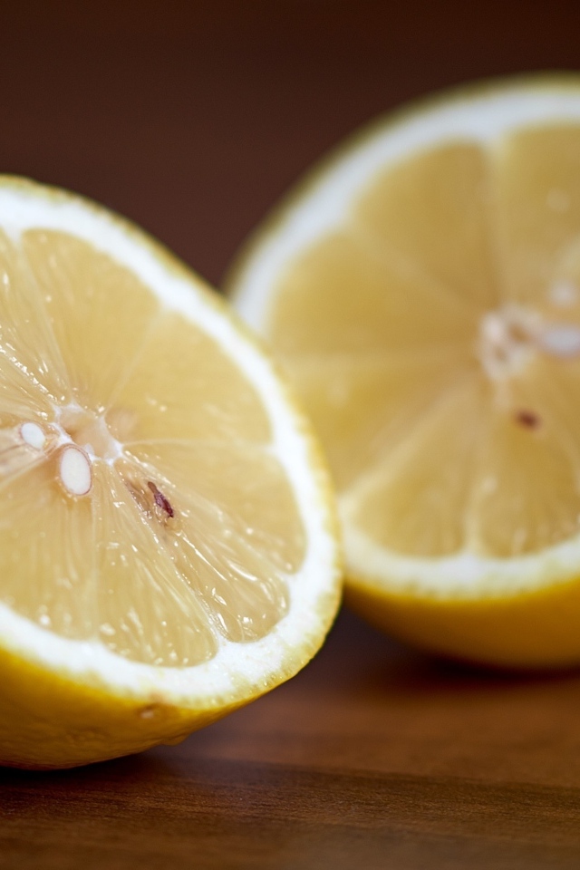 Две половины лимона столе 