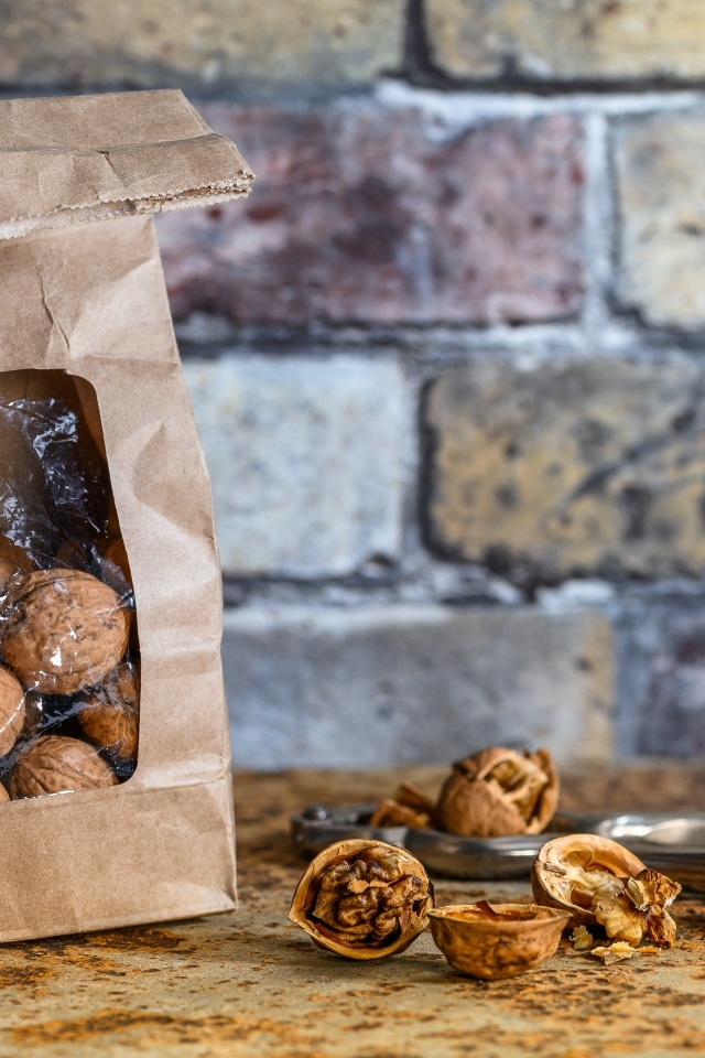 Грецкие орехи в пакете у стены