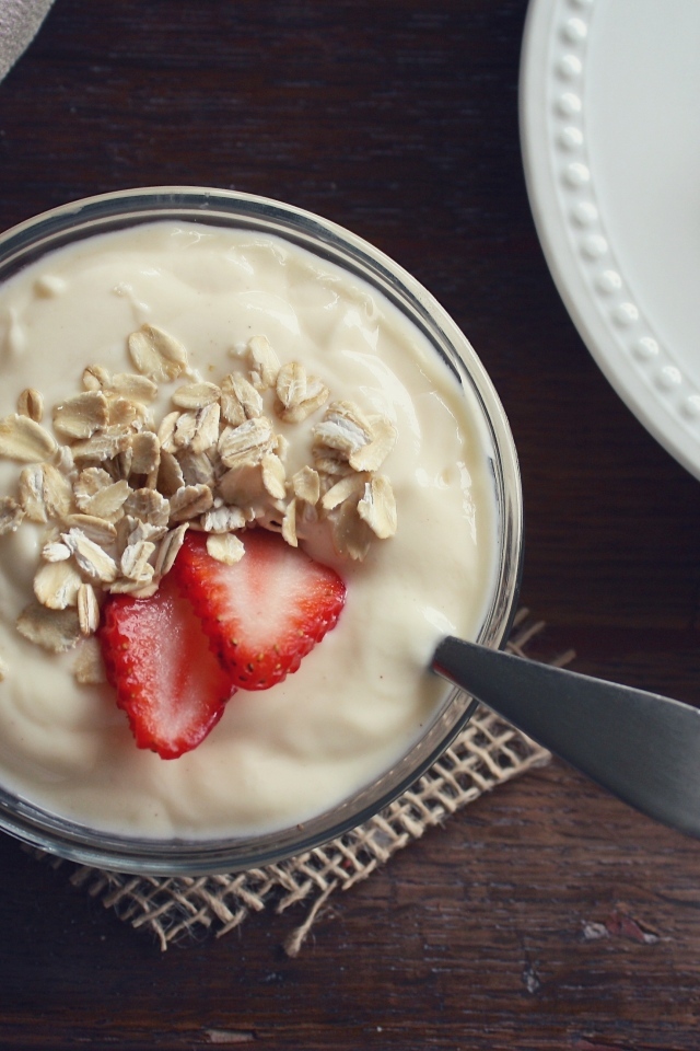 Йогурт с овсяными хлопьями и клубникой