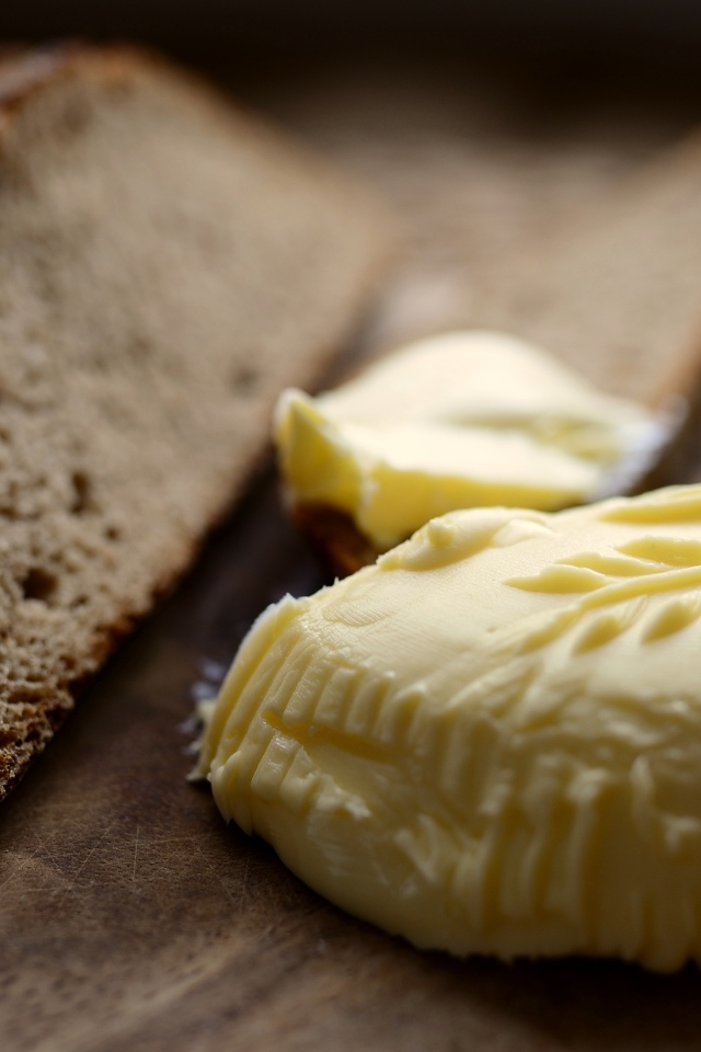 Сливочное масло с хлебом на доске 