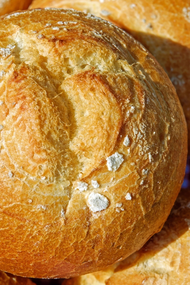 Хрустящий круглый свежий хлеб