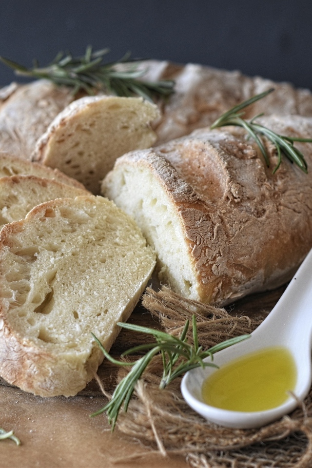 Свежий хлеб на столе с ложкой с маслом