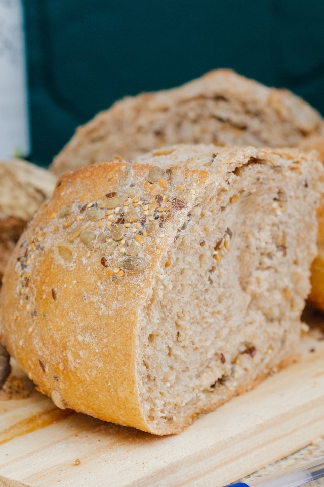 Свежий злаковый хлеб на столе