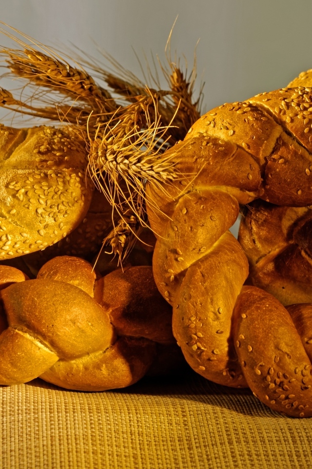 Свежие калачи с колосьями крупным планом