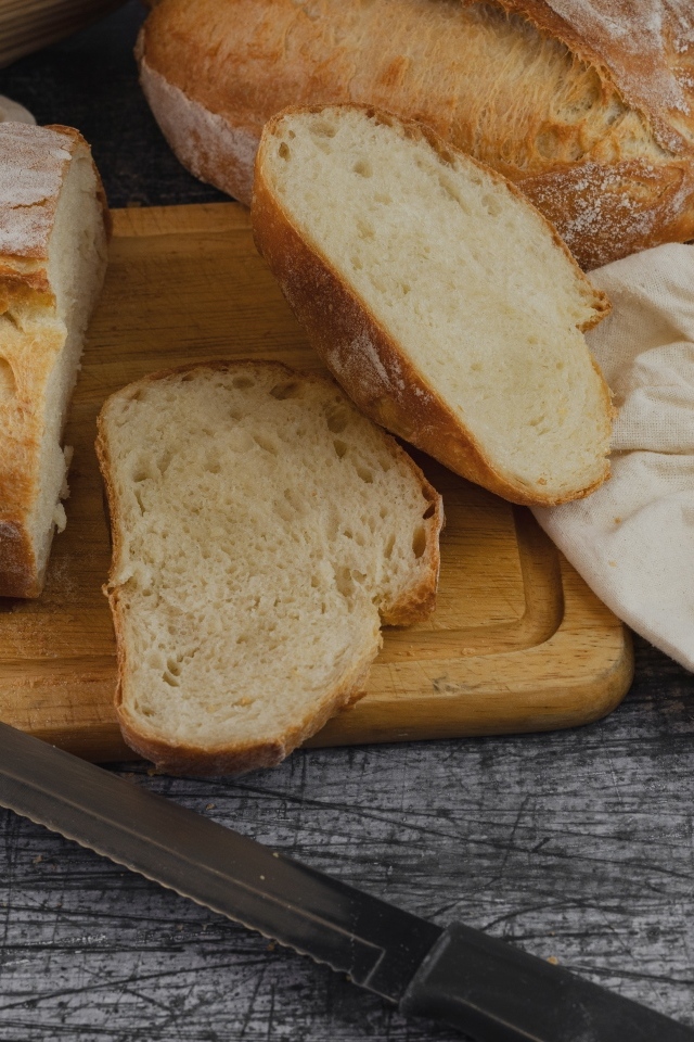 Свежий нарезанный хлеб на столе