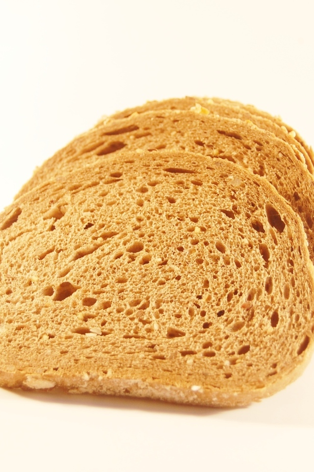 Куски хлеба на белом фоне