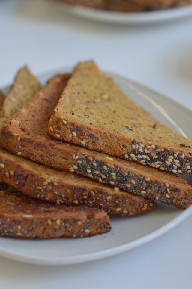 Кусочки хлеба на столе на завтрак 