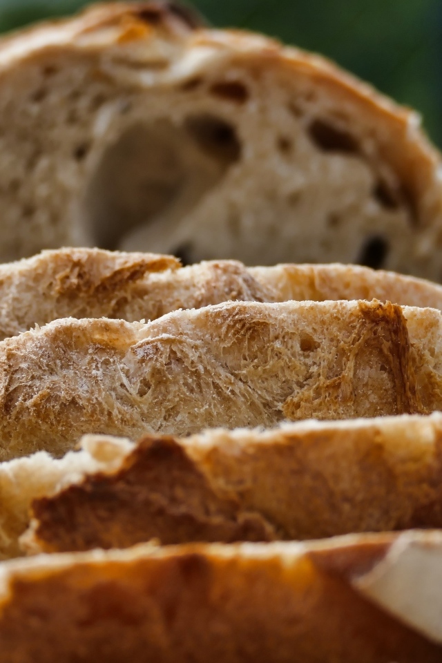 Нарезанный хлеб на столе 