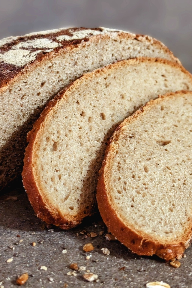 Нарезанный свежий ароматный хлеб