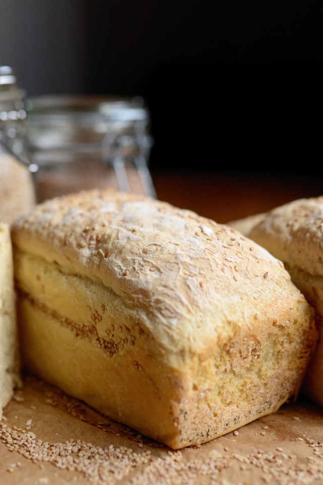 Три буханки хлеба на столе