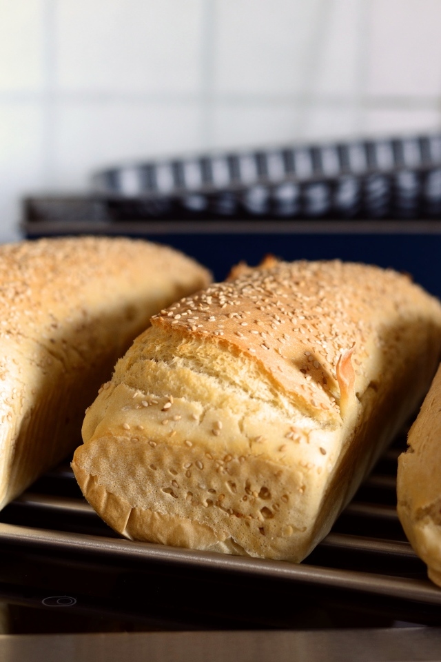 Три буханки свежего хлеба