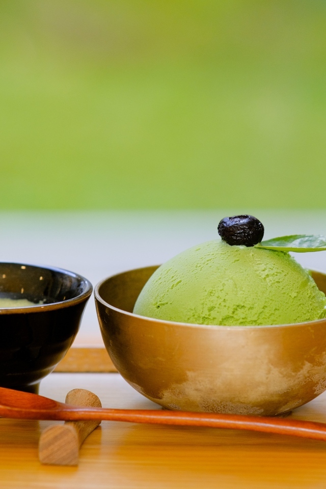 Шарик зеленого фисташкового мороженого