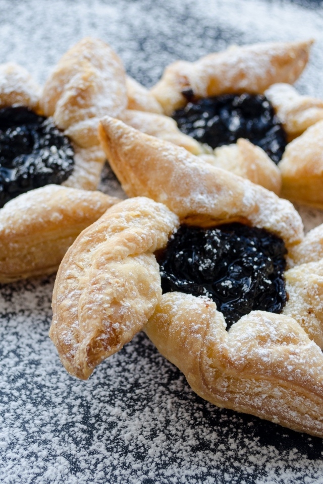 Аппетитное печенье с джемом и сахарной пудрой