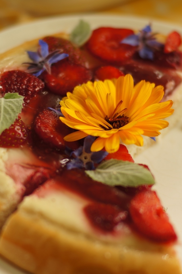 Аппетитный пирог с ягодами клубники и цветами