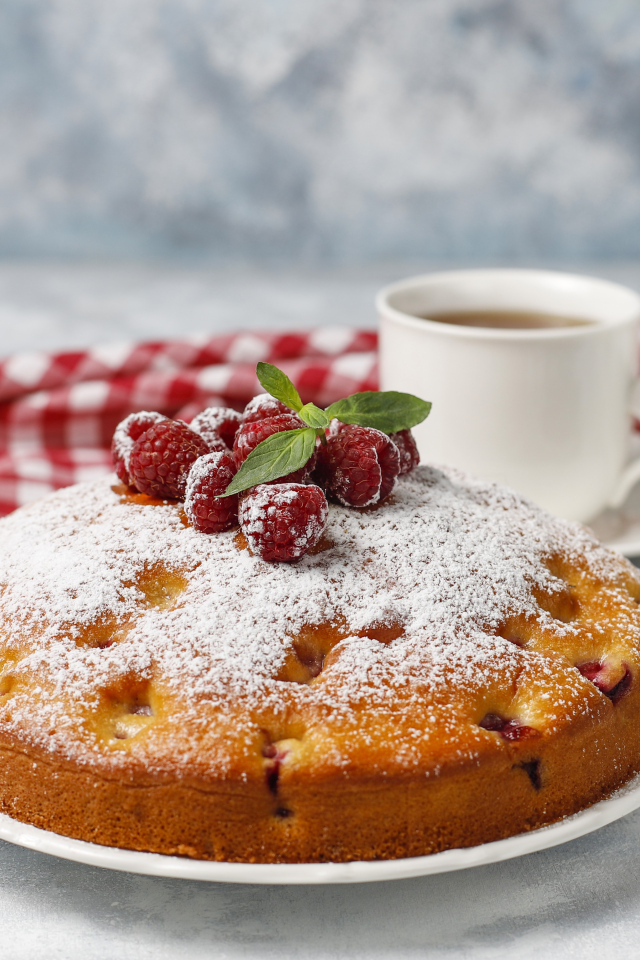 Аппетитный сладкий пирог с малиной