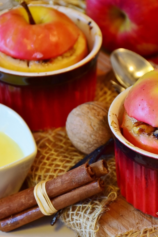 Яблоки запеченные с творогом и орехами