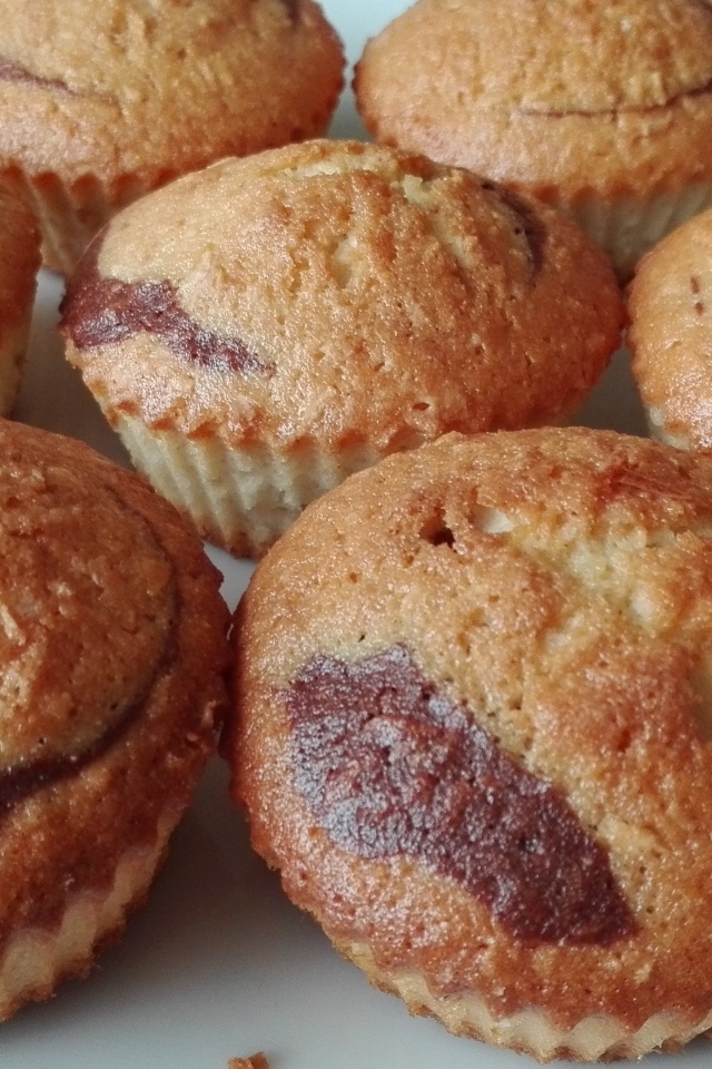 Запеченные кексы на белой тарелке крупным планом