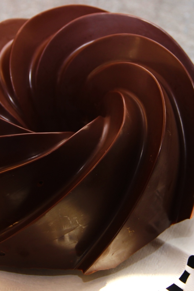 Красивый шоколадный десерт на тарелке