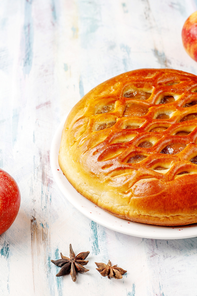 Красивый пирог на столе с яблоками и корицей