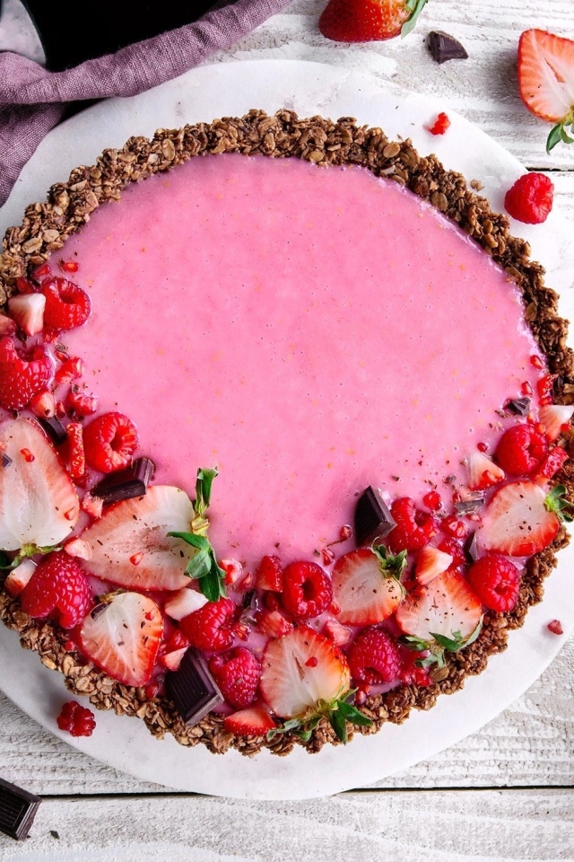 Красивый сладкий торт с ягодами