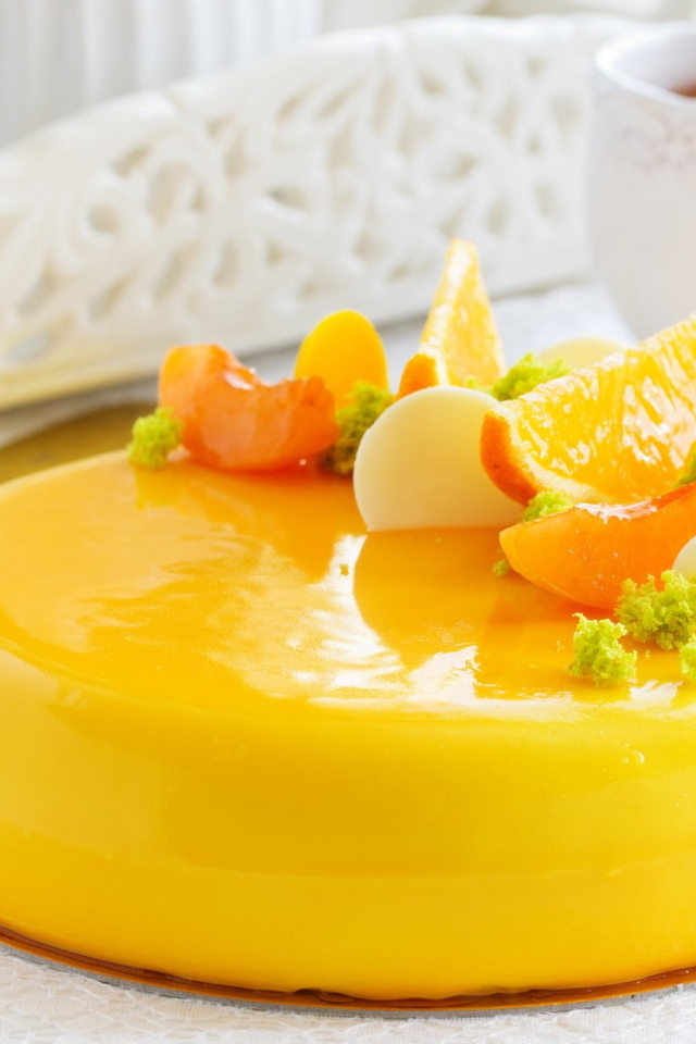 Красивый желтый торт с фруктами