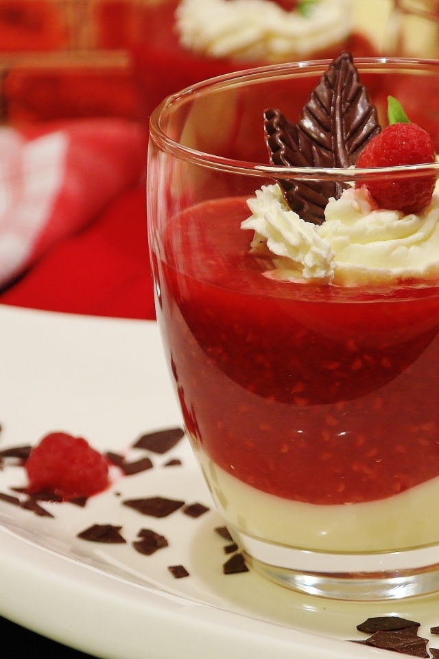 Ягодный десерт с кремом и взбитыми сливками