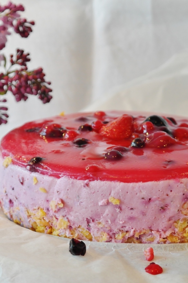 Ягодный торт суфле на столе с сиренью 