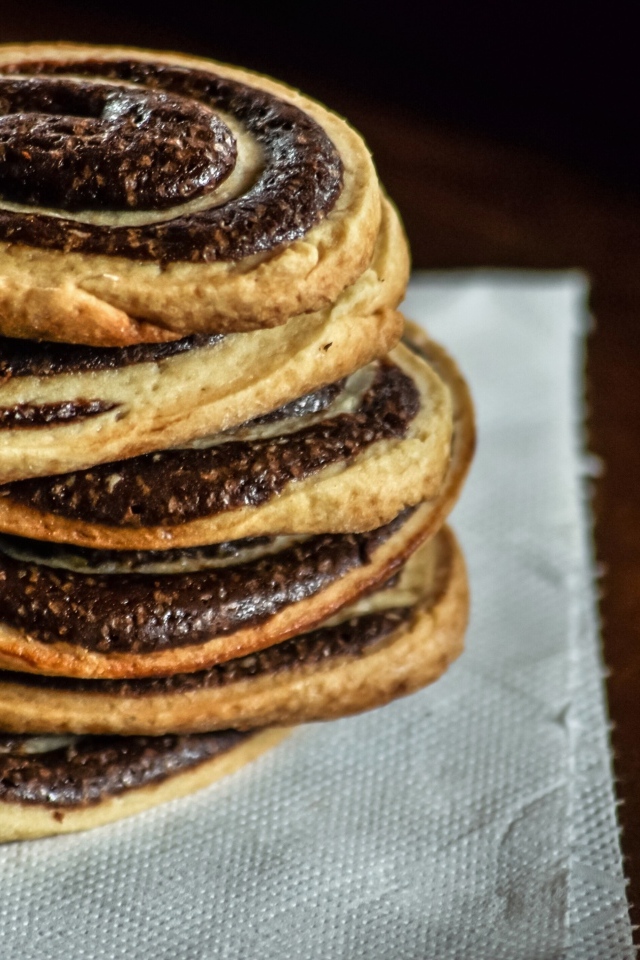 Двухцветное печенье на салфетке на столе 