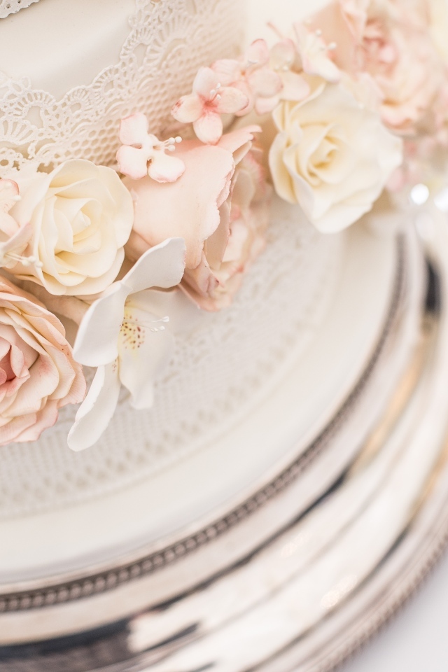 Большой свадебный торт с цветами