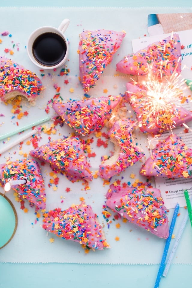 Печенье с розовым кремом на день рождения