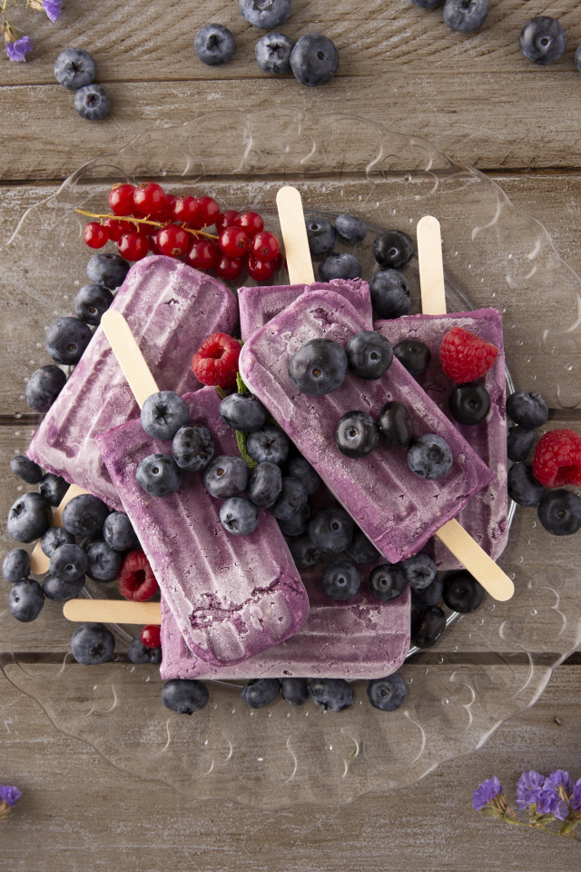 Черничное мороженое с ягодами на тарелке